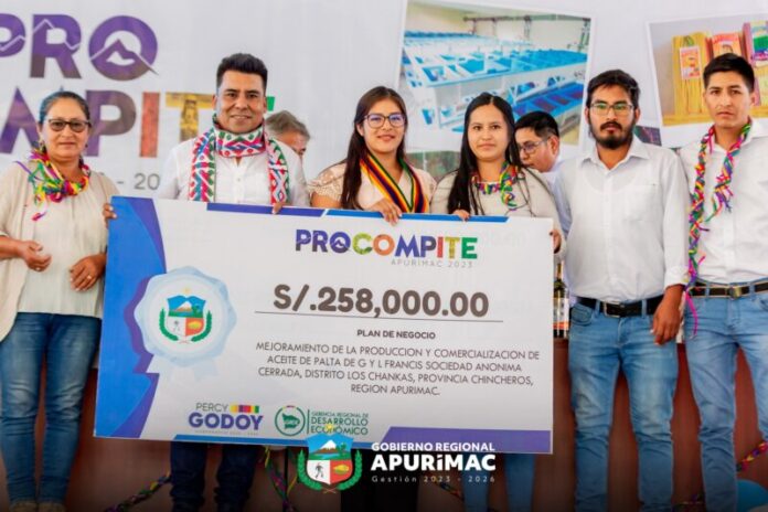 Percy godoy entrega Cheques4