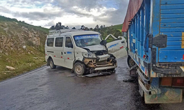 Choque de combi y camion