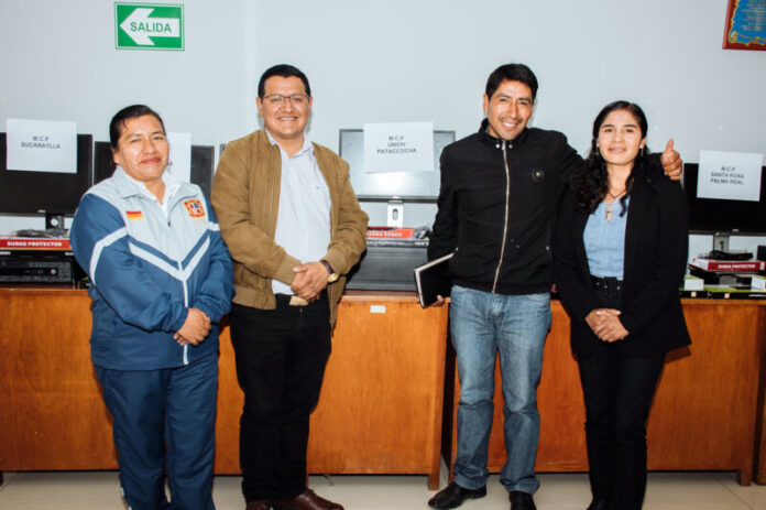ENTREGAN EQUIPOS DE CÓMPUTO1