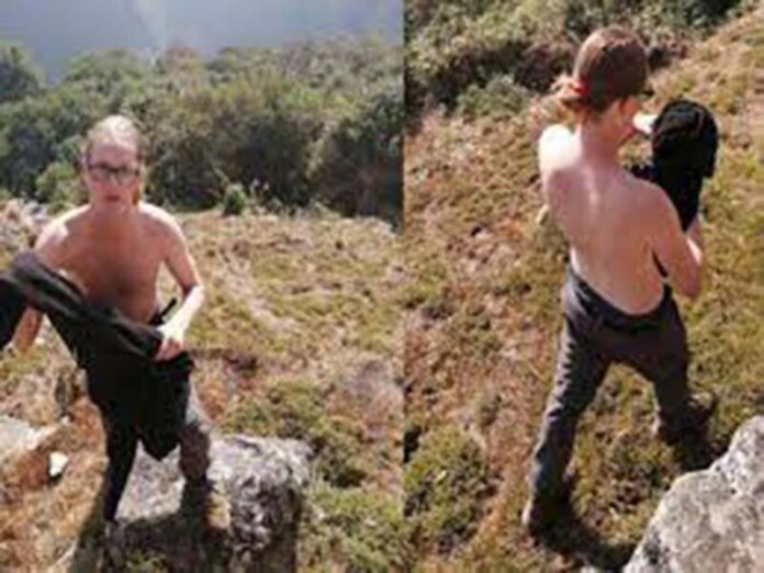 EXPULSAN A DOS TURISTAS