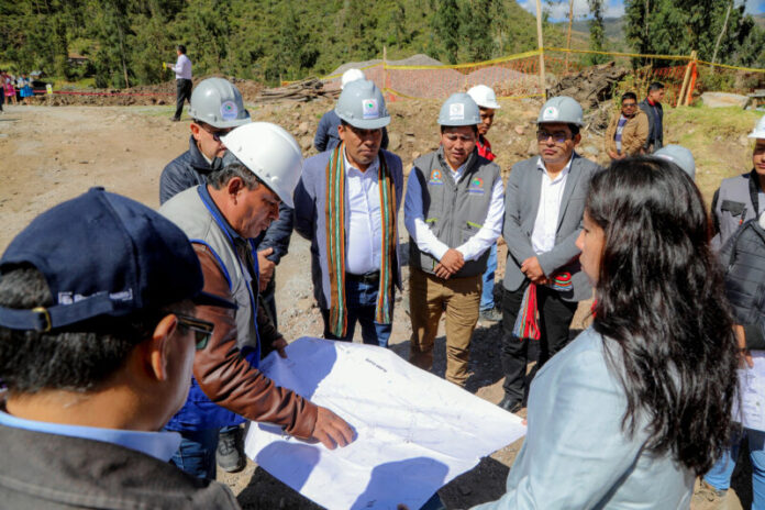 GORE Y FUNCIONARIOS DEL MINSA SUPERVISAN AVANCE DE EJECUCIÓN DE OBRA DE ...