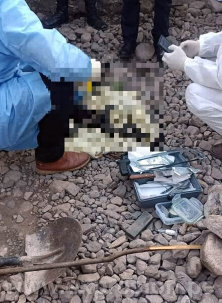 MUJER ENTIERRA A SU RECIÉN NACIDA