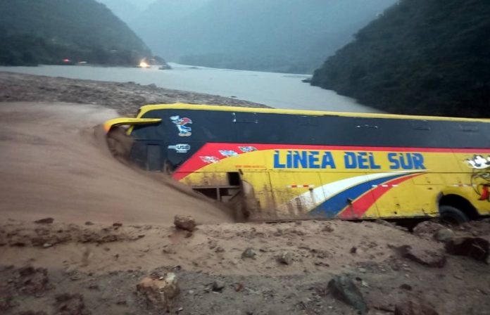 DESLIZAMIENTO DE TIERRA ARRASTRA VEHÍCULO