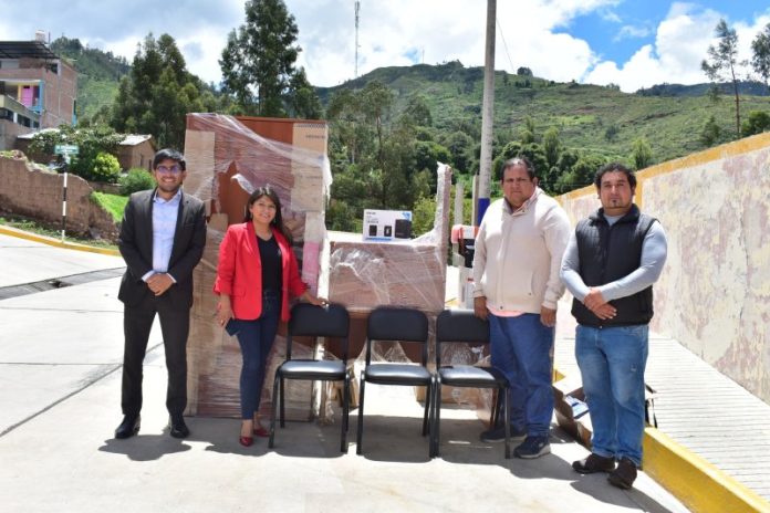 ENTREGAN EQUIPOS Y MOBILIARIOS 1