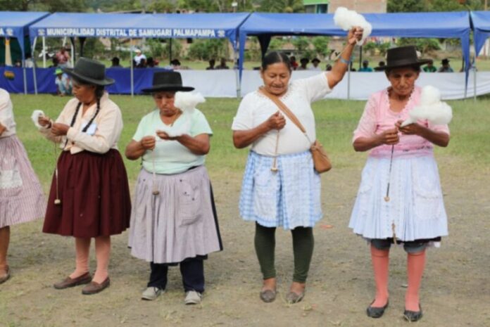 más de 300 adultos mayores