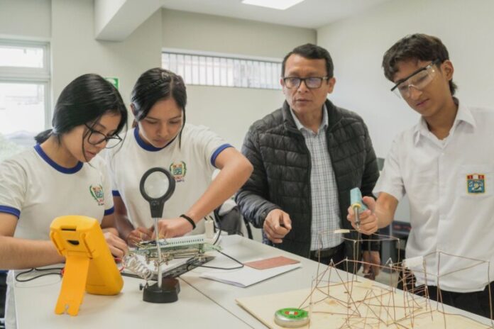 fortalecen competencias de 5 mil docentes