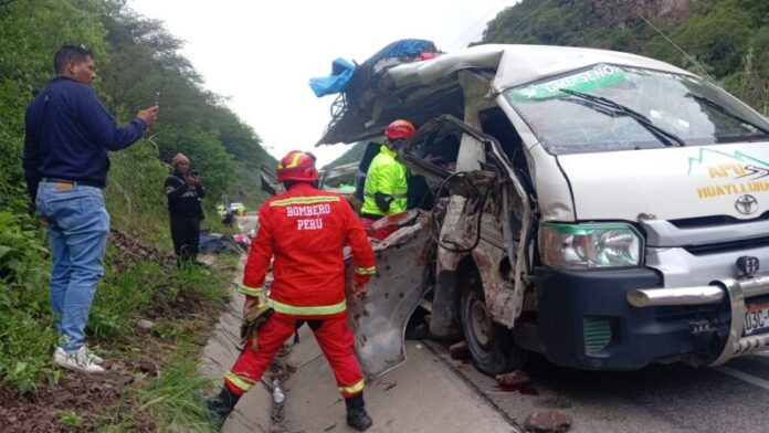 ROCA GIGANTE CAYÓ SOBRE UNA COMBI (2)