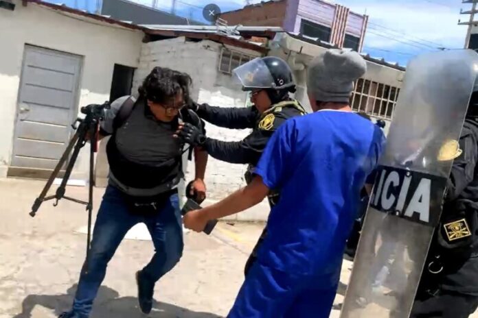 POLICÍAS AGREDEN A PERIODISTAS