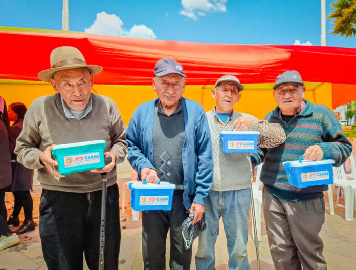 ADULTOS MAYORES VIVIERON UNA MAÑANA