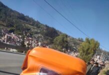 CHOQUE ENTRE MOTOTAXI Y MINIVÁN DEJA DAÑOS MATERIALES EN HUAYHUACA