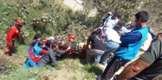 CONDUCTOR DE 62 AÑOS QUEDA ATRAPADO Y ES RESCATADO POR BOMBEROS