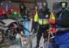 CONDUCTOR DE MOTO LINEAL SE SALVA DE MILAGRO TRAS CAÍDA EN PLENA FERIA DOMINICAL DE ANDAHUAYLAS