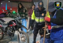 CONDUCTOR DE MOTO LINEAL SE SALVA DE MILAGRO TRAS CAÍDA EN PLENA FERIA DOMINICAL DE ANDAHUAYLAS