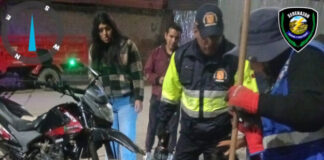 CONDUCTOR DE MOTO LINEAL SE SALVA DE MILAGRO TRAS CAÍDA EN PLENA FERIA DOMINICAL DE ANDAHUAYLAS