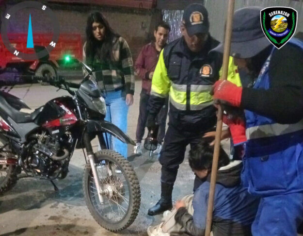 CONDUCTOR DE MOTO LINEAL SE SALVA DE MILAGRO TRAS CAÍDA EN PLENA FERIA DOMINICAL DE ANDAHUAYLAS