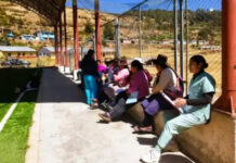 ORIENTAN EN QUECHUA A PADRES DE FAMILIA DEL POBLADO DE APURÍMAC PARA PREVENIR SARAMPIÓN