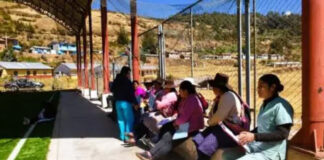 ORIENTAN EN QUECHUA A PADRES DE FAMILIA DEL POBLADO DE APURÍMAC PARA PREVENIR SARAMPIÓN