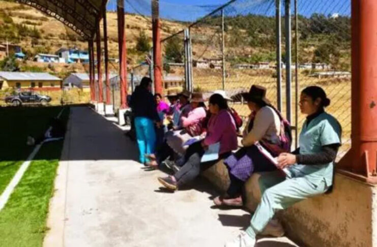 ORIENTAN EN QUECHUA A PADRES DE FAMILIA DEL POBLADO DE APURÍMAC PARA PREVENIR SARAMPIÓN