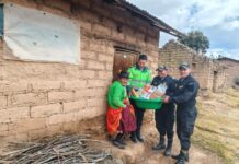 POLICÍA LLEVA AYUDA Y SOLIDARIDAD A OCTOGENARIA EN SAN MIGUEL DE CHACCRAMPA