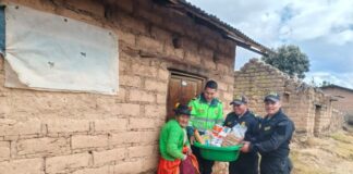 POLICÍA LLEVA AYUDA Y SOLIDARIDAD A OCTOGENARIA EN SAN MIGUEL DE CHACCRAMPA