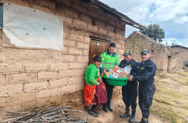 POLICÍA LLEVA AYUDA Y SOLIDARIDAD A OCTOGENARIA EN SAN MIGUEL DE CHACCRAMPA