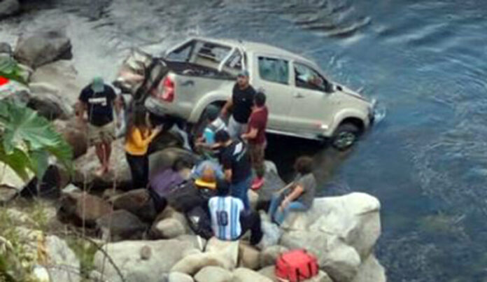 camioneta cae rio
