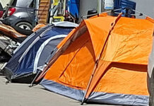 ¿QUIÉN PONE ORDEN? COMERCIANTES INSTALAN CARPAS EN PLENA VÍA PÚBLICA ANTE LA PASIVIDAD DE LAS AUTORIDADES