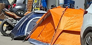 ¿QUIÉN PONE ORDEN? COMERCIANTES INSTALAN CARPAS EN PLENA VÍA PÚBLICA ANTE LA PASIVIDAD DE LAS AUTORIDADES