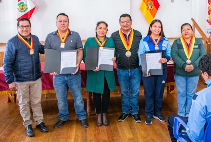 ANDAHUAYLAS RECONOCE A SUS JÓVENES 3