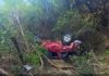 POLICÍA AUXILIA A CONDUCTOR DE 72 AÑOS TRAS CAÍDA DE CAMIONETA A UN ABISMO EN COTABAMBAS