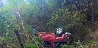 POLICÍA AUXILIA A CONDUCTOR DE 72 AÑOS TRAS CAÍDA DE CAMIONETA A UN ABISMO EN COTABAMBAS