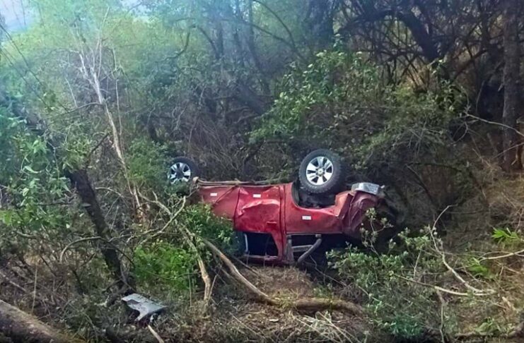 POLICÍA AUXILIA A CONDUCTOR DE 72 AÑOS TRAS CAÍDA DE CAMIONETA A UN ABISMO EN COTABAMBAS