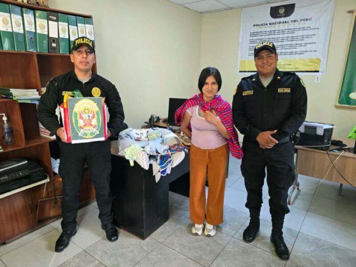 POLICÍA LLEVA AYUDA A MADRE 1