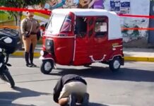 ¡SE ARRODILLÓ ANTE POLICÍA PARA EVITAR UNA PAPELETA!