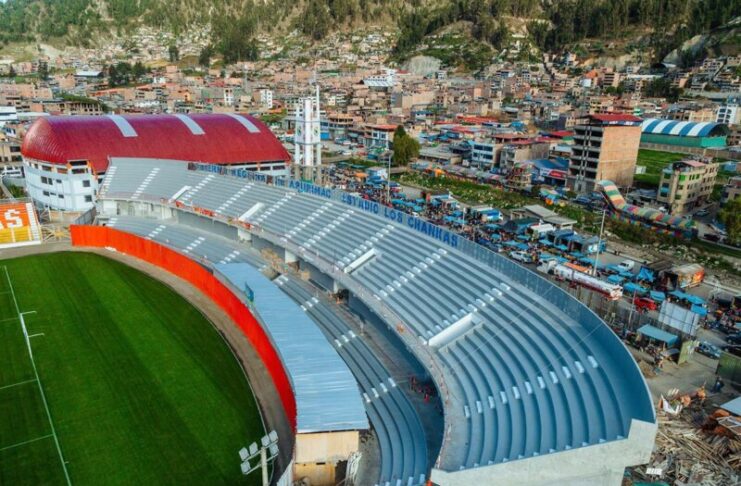 TRIBUNA SUR DE LOS CHANKAS: INAUGURADA, PERO AÚN SIN ENTREGA OFICIAL